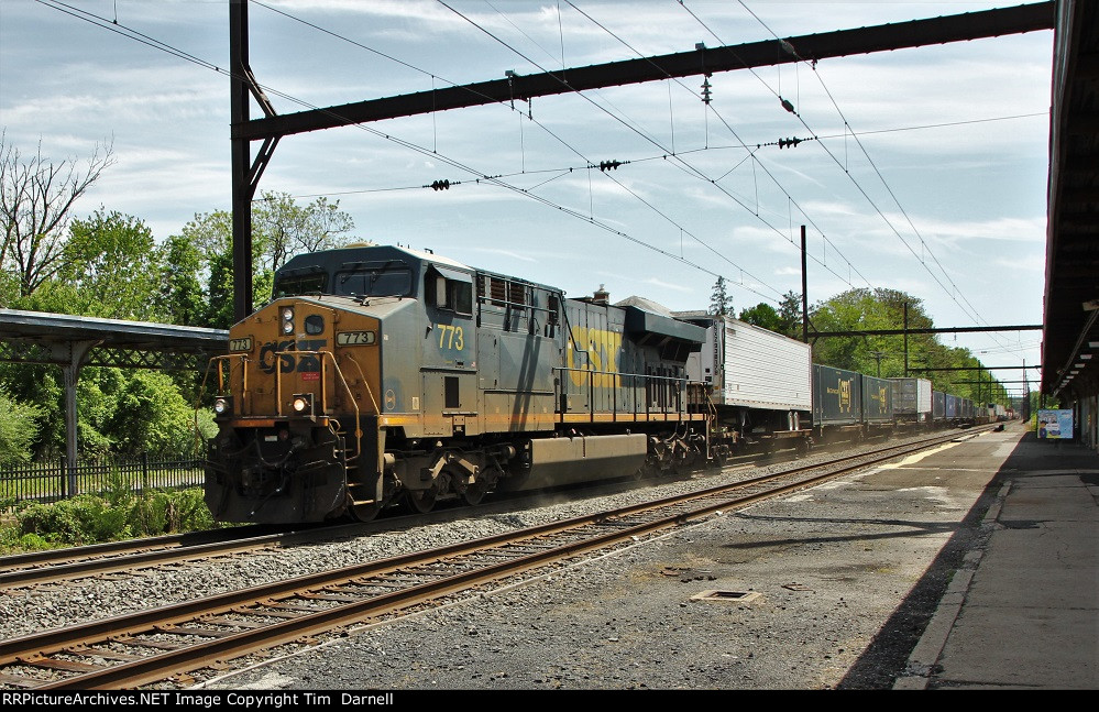 CSX 773 leads I032